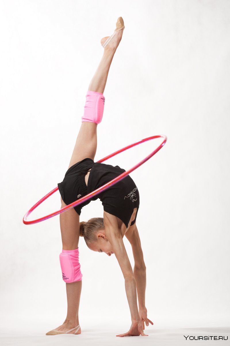 Девушка гимнастка с обручем