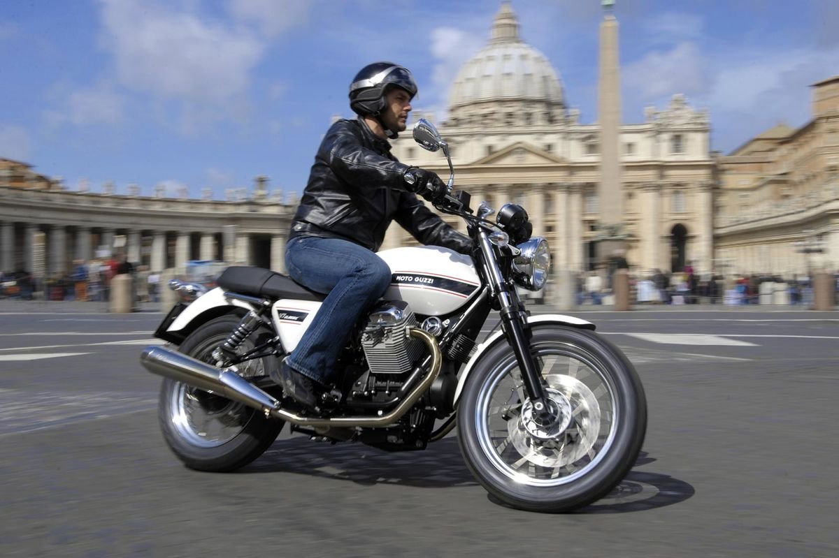 Городские байки. Мотоцикл классика. Городской мотоцикл. Мотоцикл дорожный классический. Итальянские классические мотоциклы.