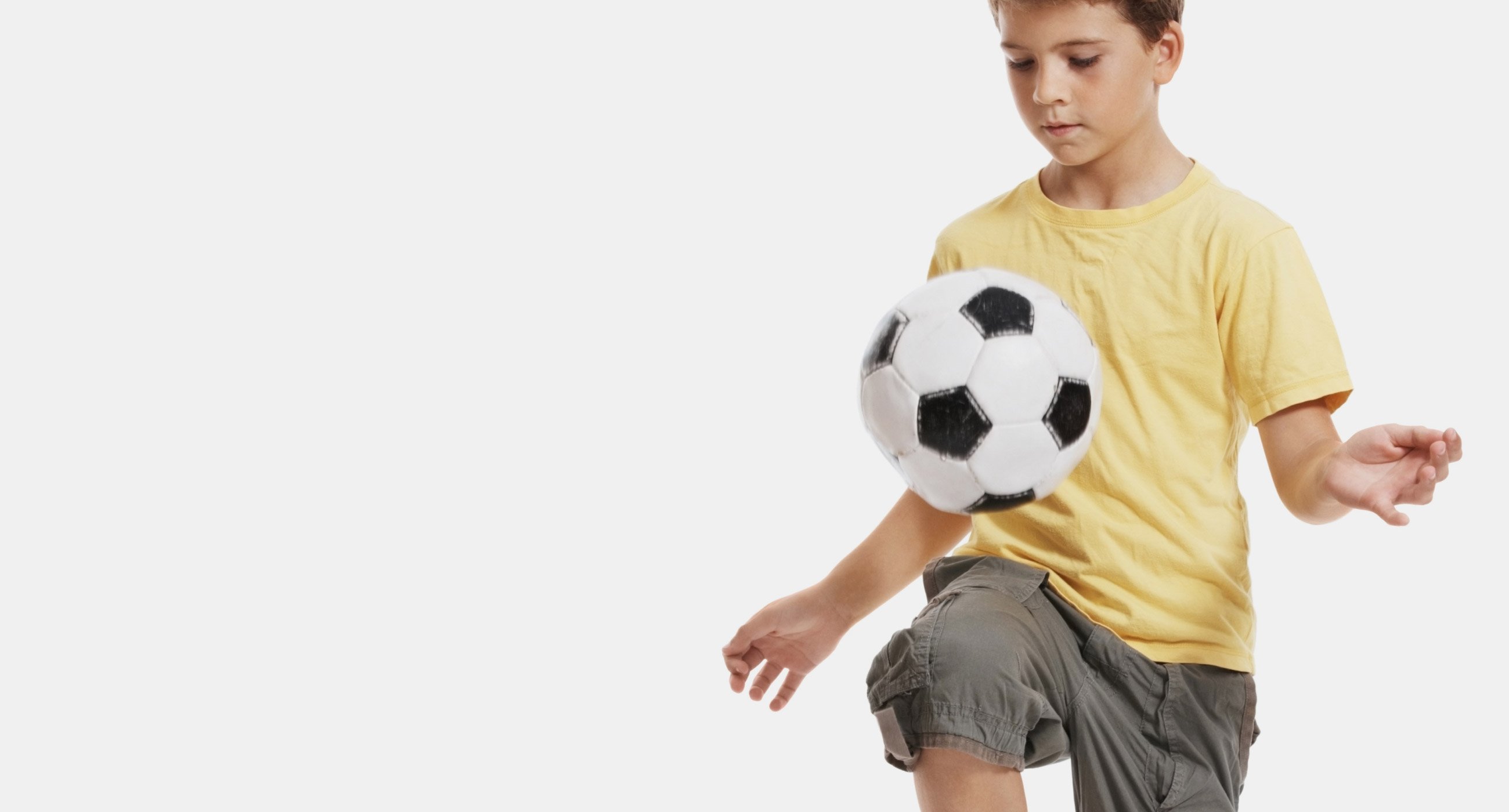 Мальчик мяч футбол. Футбол дети. Мяч для детей. Мальчик с мячом. Ребенок с футбольным мячом.