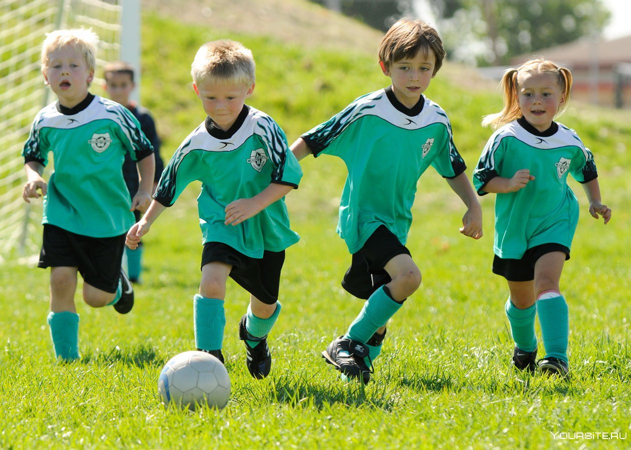 Команда юных спортсменов. Детский футбол. Футбол дети. Спортивные дети. Командный спорт для детей.