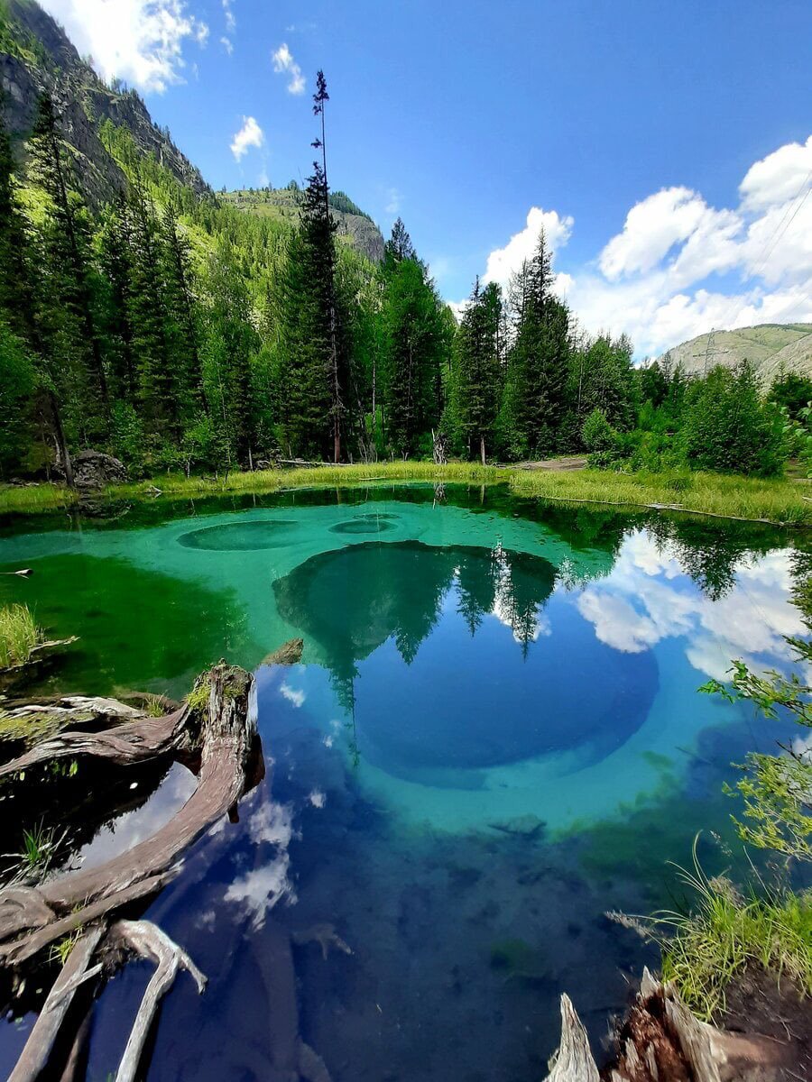 Голубое Гейзеровое озеро горный Алтай
