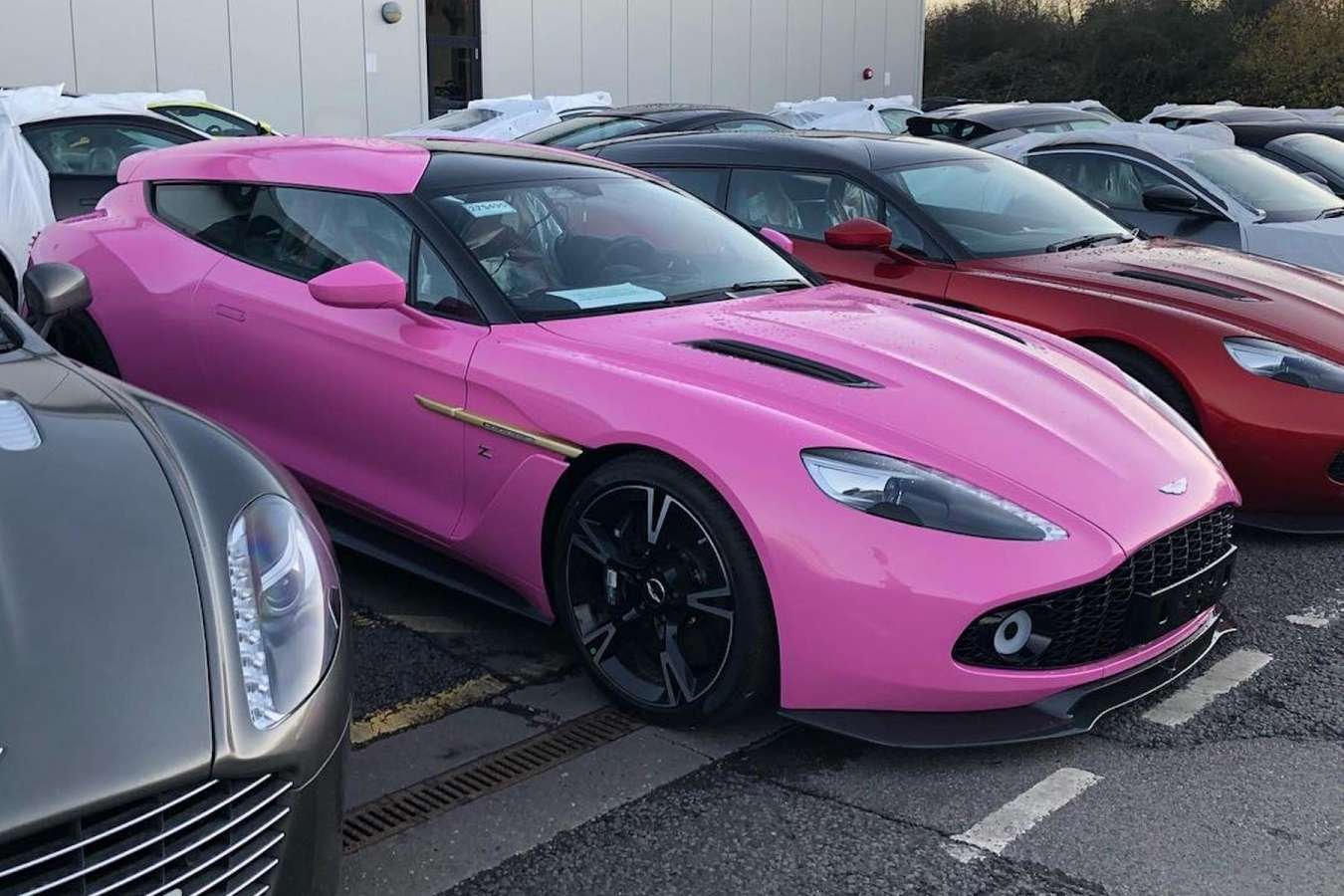 Aston Martin Vanquish 2020 розовая