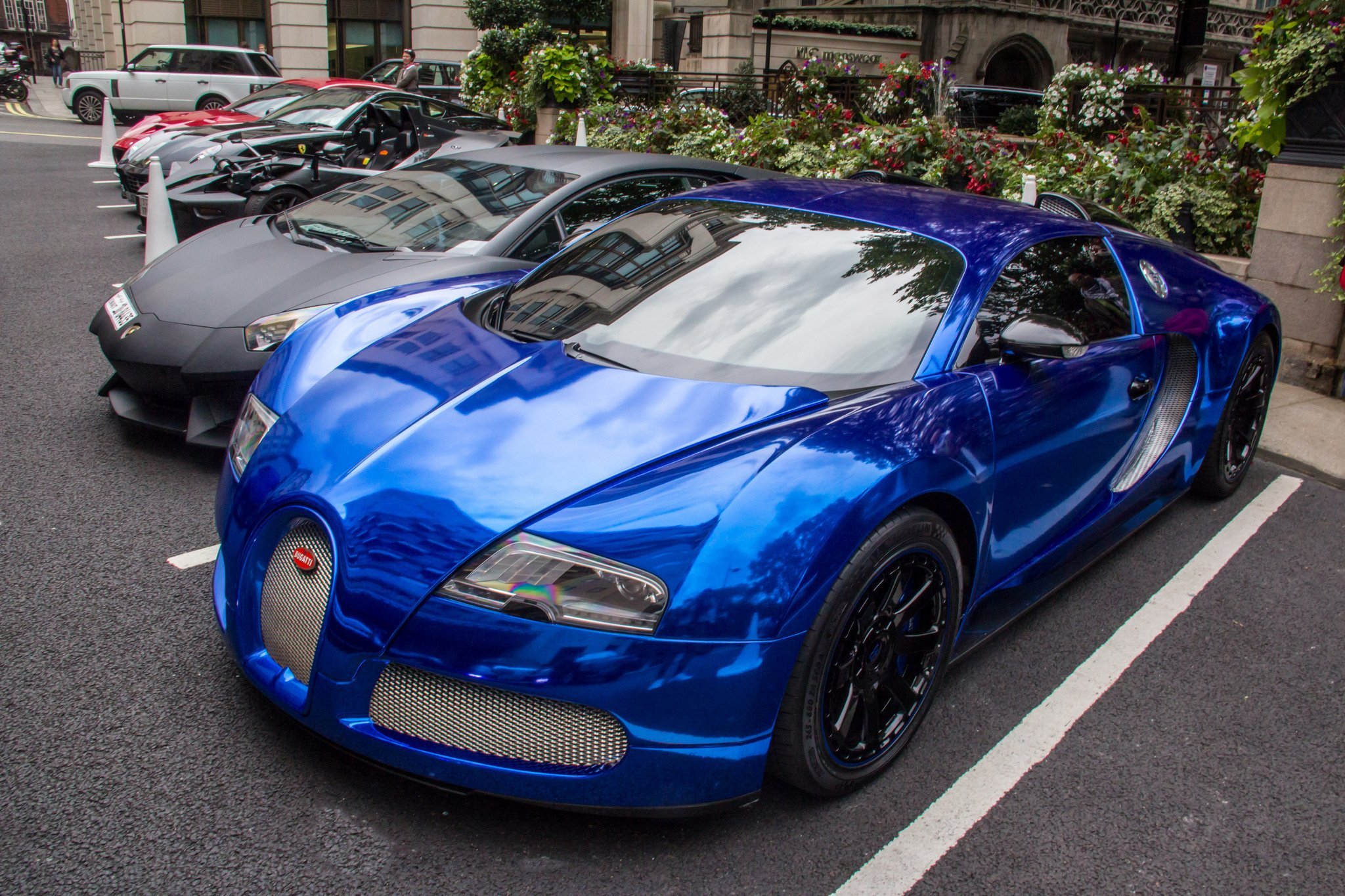 Покажи синие машины. Bugatti Veyron синий. Бугатти Вейрон цвета. Бугатти Вейрон черно синий. Бугатти Вейрон хром.