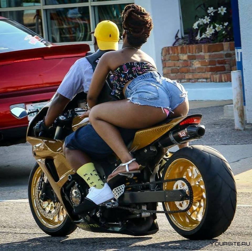 Толстая девушка на мотоцикле