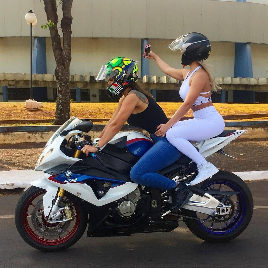 Девушка пассажир на мотоцикле