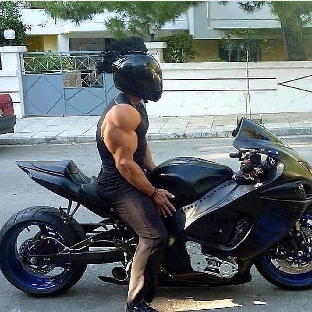 Накаченный парень на мотоцикле