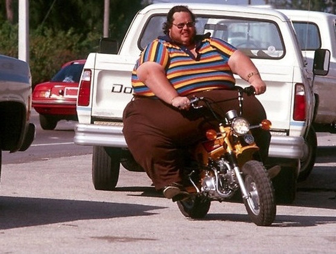 Толстый мужик на мотоцикле