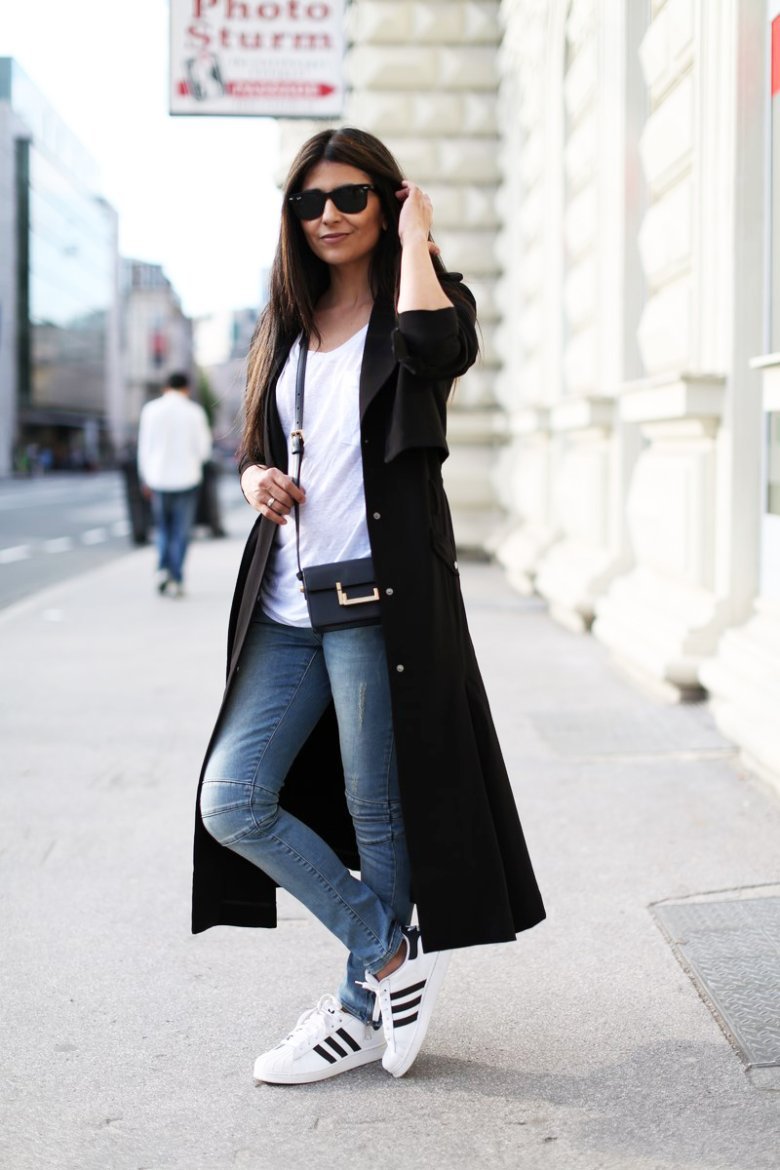 Черный пиджак с кроссовками