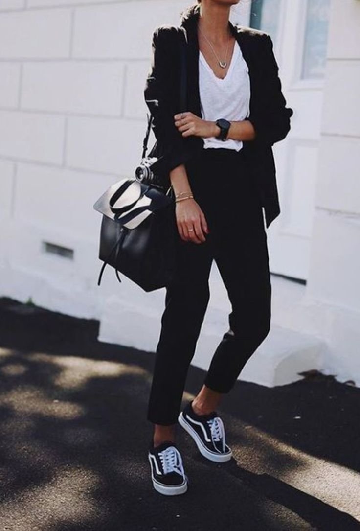 Черная одежда белые кроссы