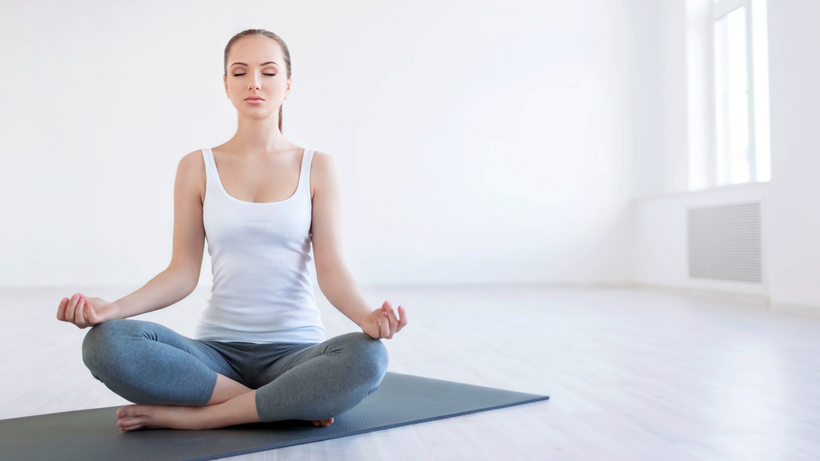 Серый йог. Студия медитации. Девушка йога. Йога для женщин. Девушка медитирует.