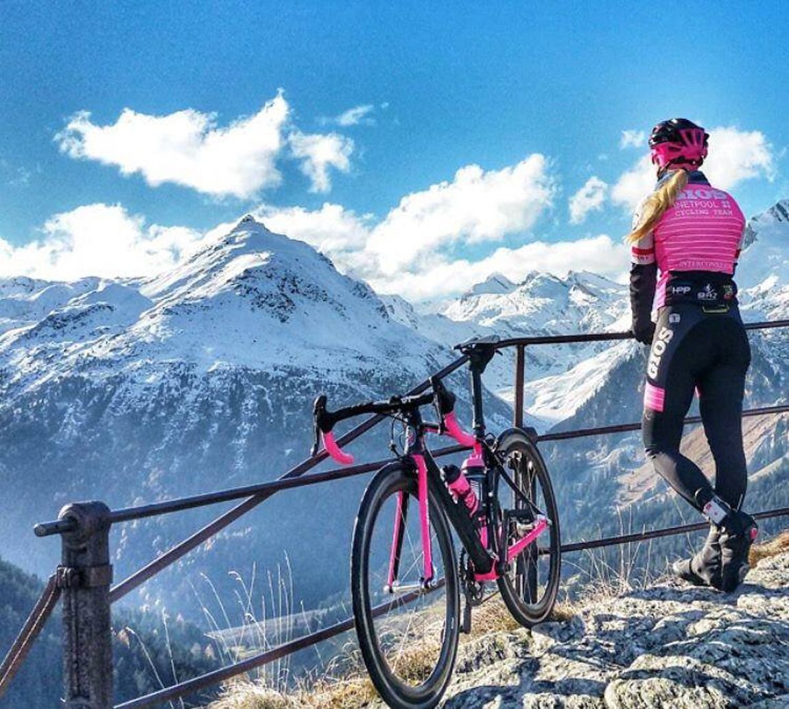 Девушка на велосипеде в горах