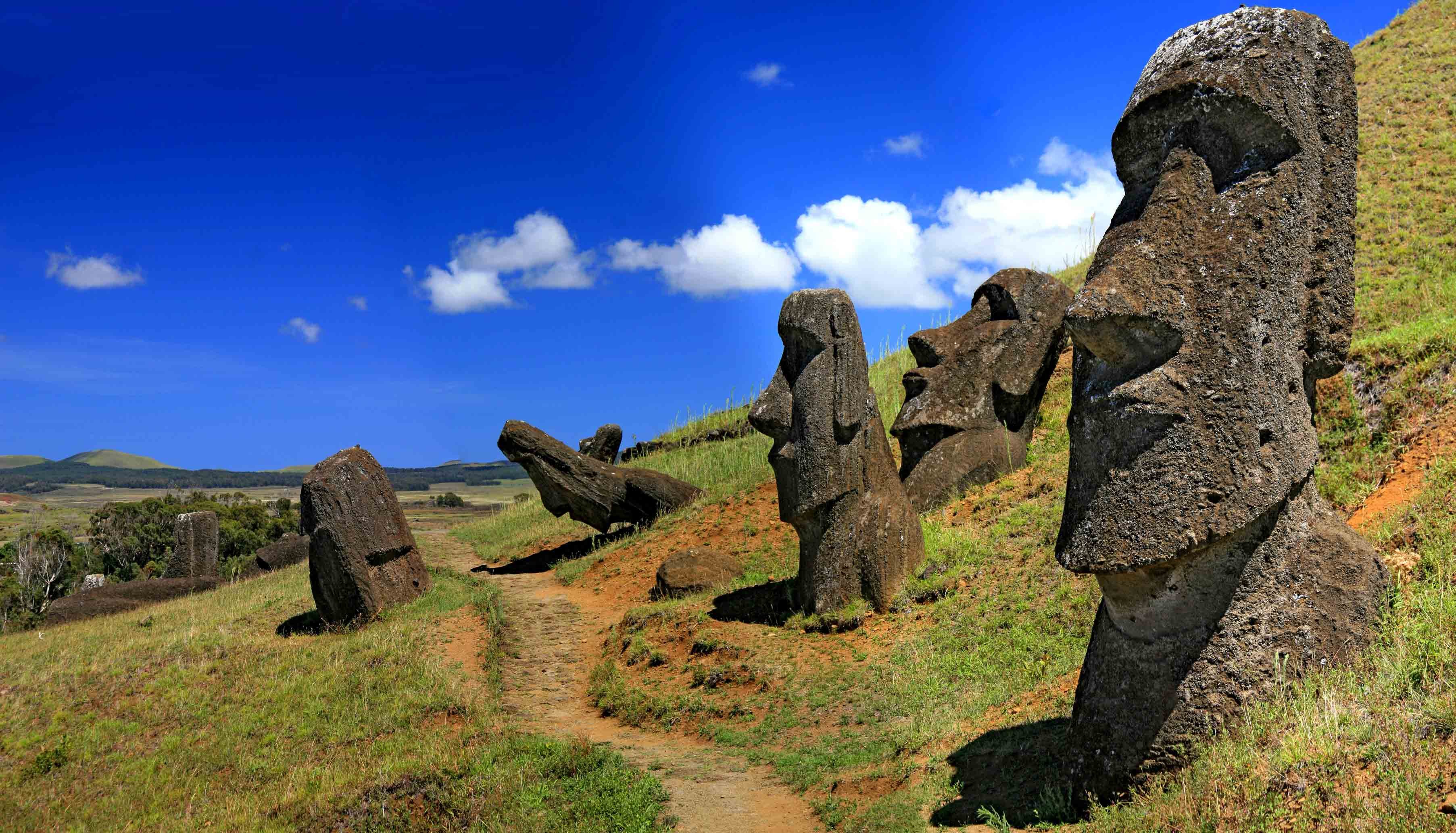 Культура это все что создала природа. Каменные истуканы острова Пасхи. Достопримечательности Чили остров Пасхи. Остров Пасхи статуи. Остров Пасхи всемирное наследие ЮНЕСКО.