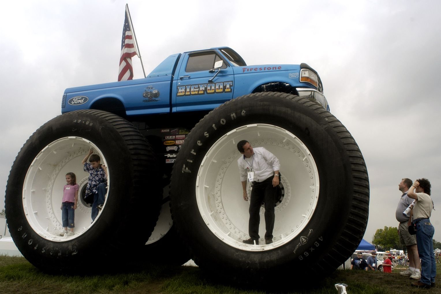 Какие колеса лучше большие или маленькие. Монстр трак Bigfoot 5. Машина бигфут монстр трак самый большой. Бигфут самые большие колёса в мире. Машина с самыми большими колесами.