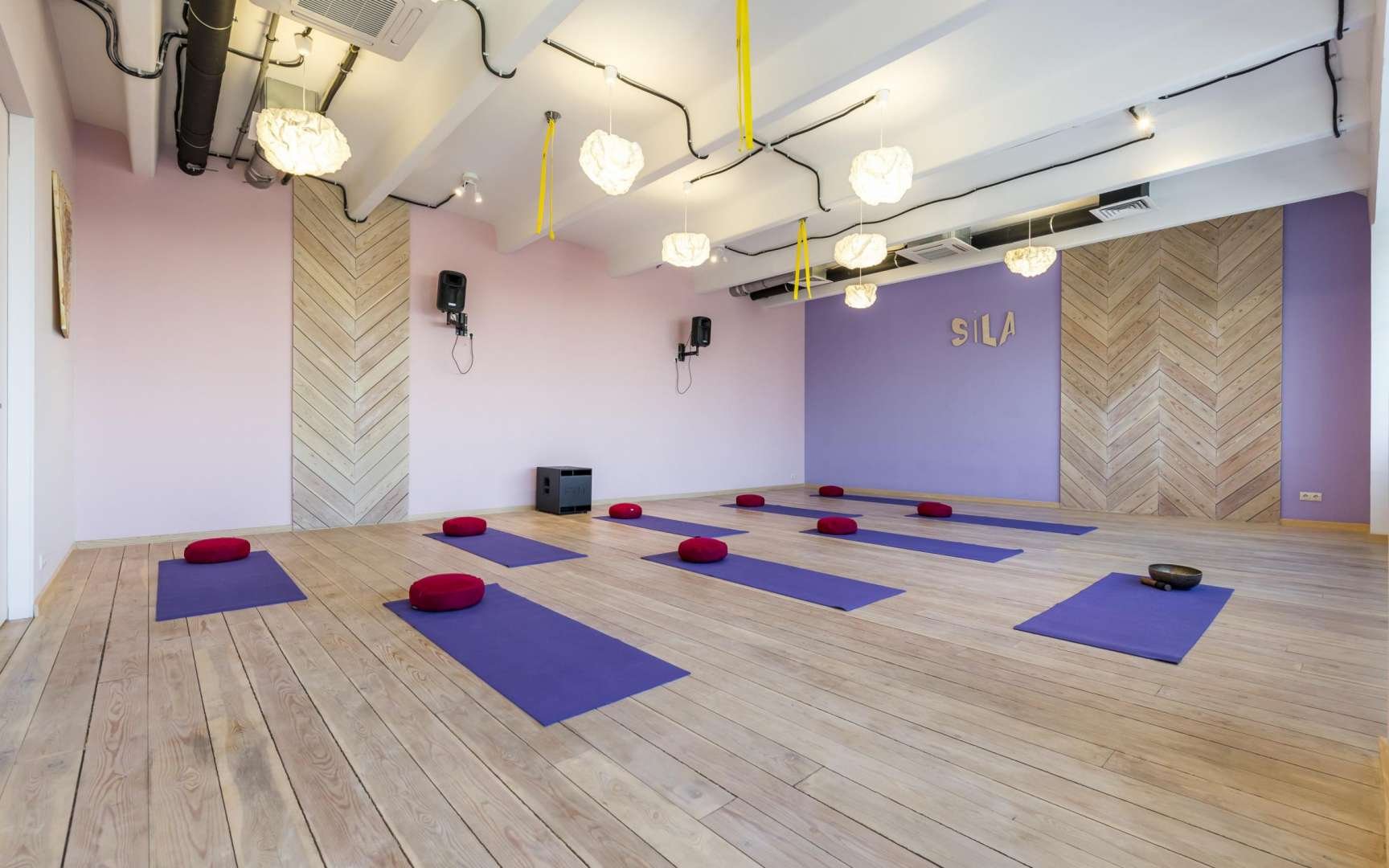 Интерьер зала для йоги