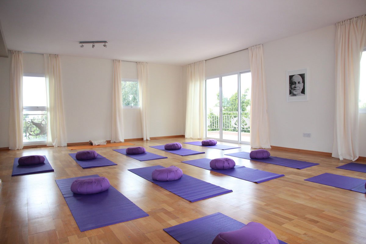 Йога зал с панорамными окнами
