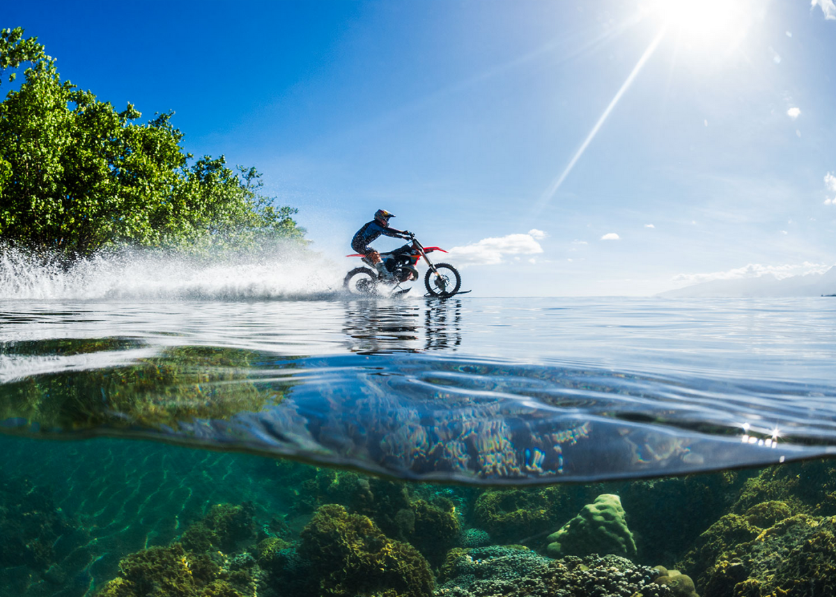 Мотоцикл едет по воде