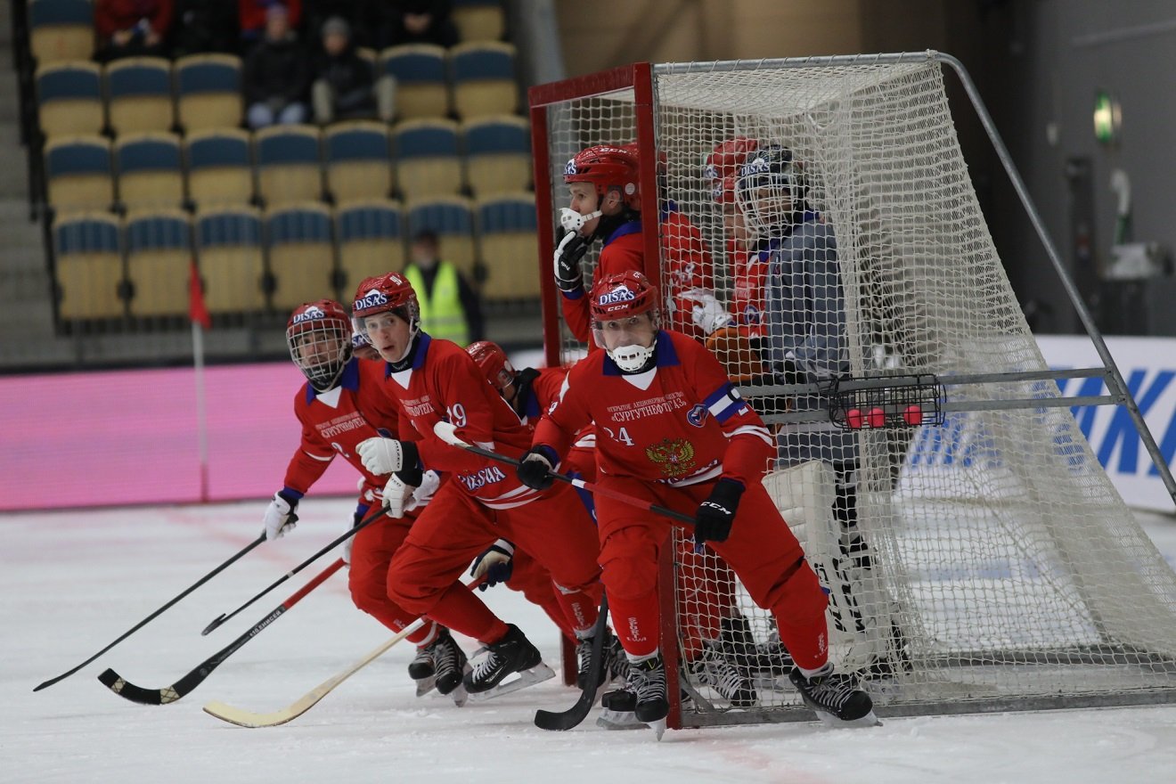 Русское бенди хоккей с мячом. БЕНДИ игра хоккей. Хоккей с мячом на льду.