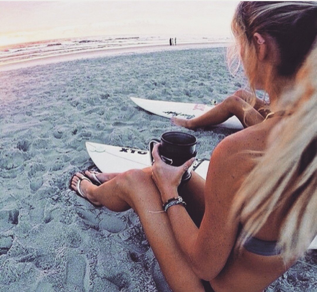 Блондинка на пляже селфи
