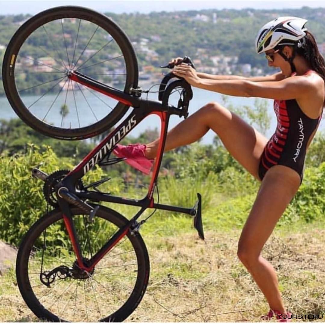 Женщина триатлон велосипед