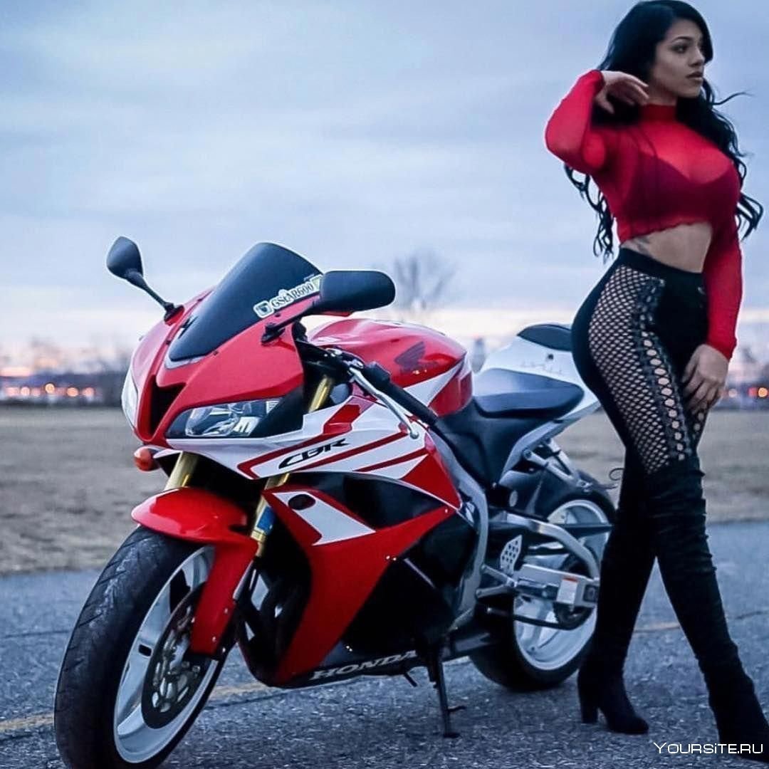 Девушка на Красном мотоцикле