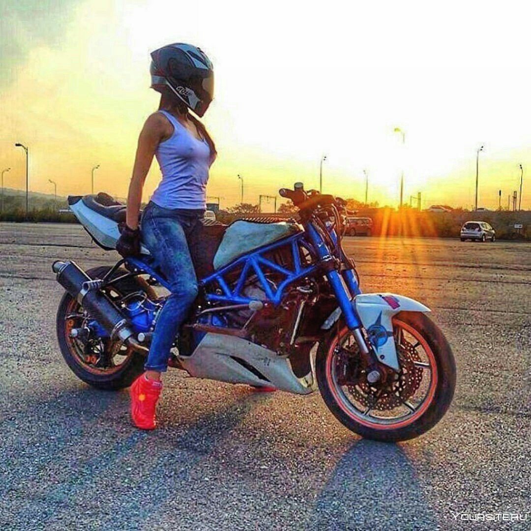 Девушка на Красном мотоцикле