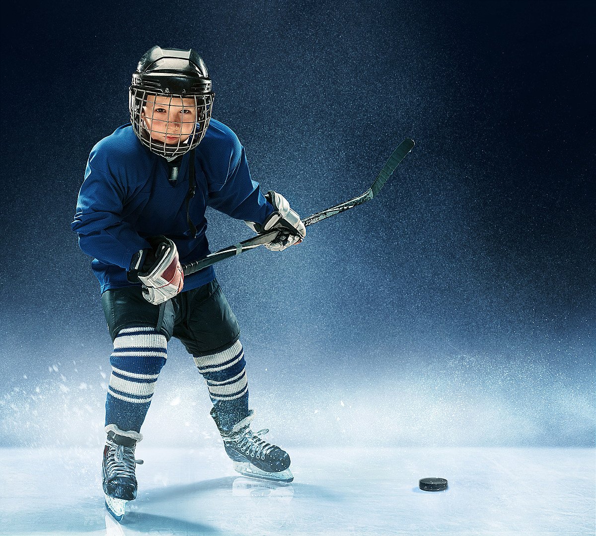 Ребенок в хоккейном шлеме