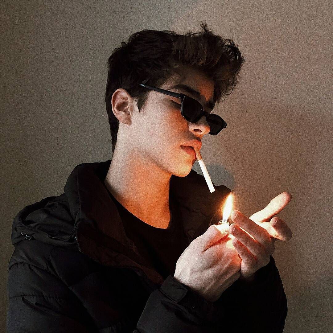 Ману Риос с сигаретой