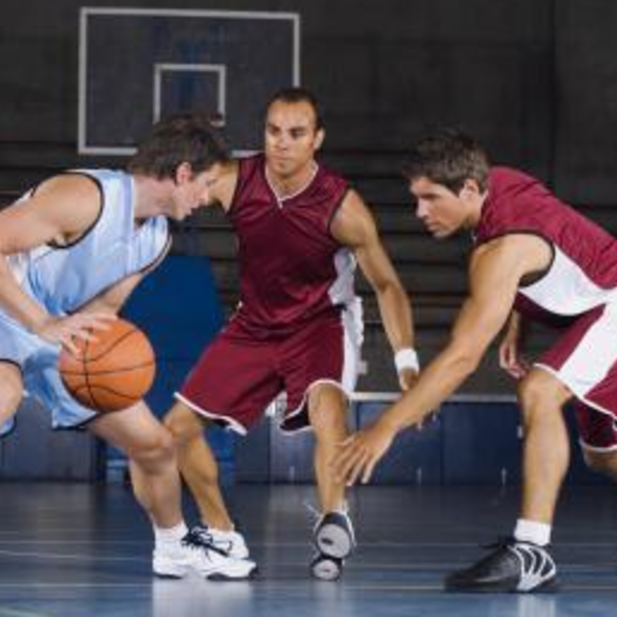 Стойка тройной угрозы в баскетболе