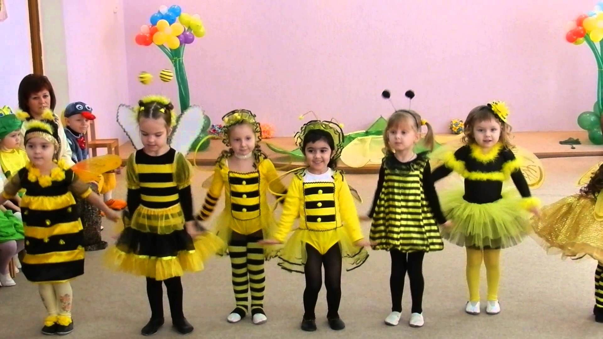 Танец на день смеха. Костюмы на утренник в детский сад. Утренник в садике. Танцевальные костюмы в детском саду. Костюм пчелки в детский сад.