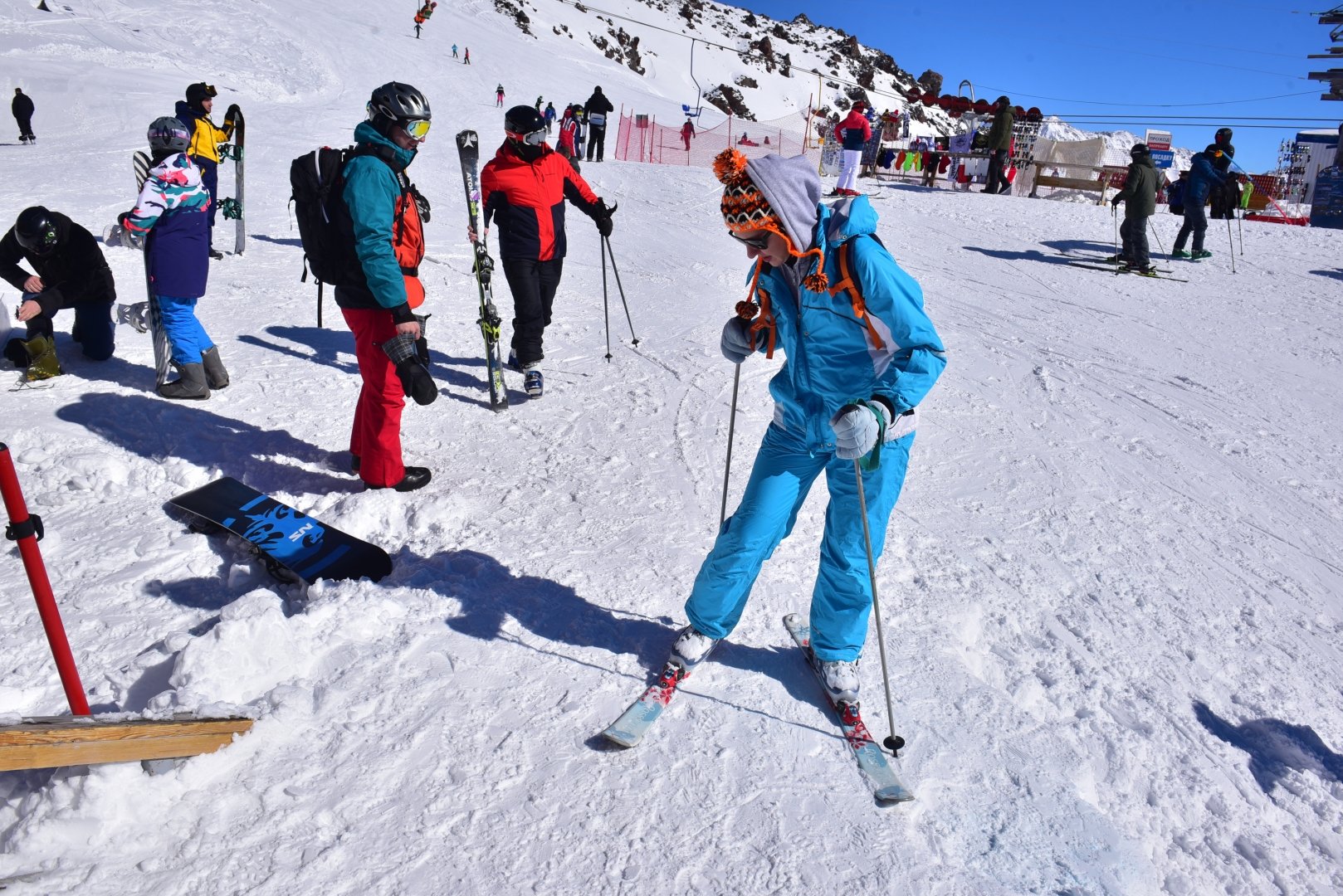 Самый высокий горнолыжный курорт. Эльбрус горнолыжный курорт. Приэльбрусье горнолыжный курорт. Горнолыжники на Эльбрусе. Эльбрус лыжный курорт.