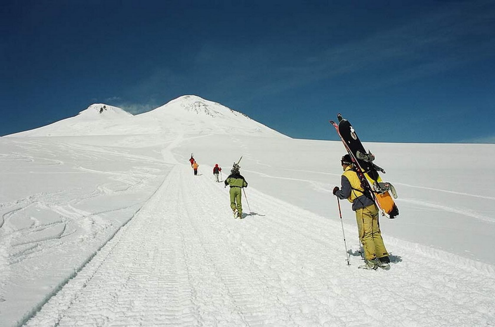 Эльбрус спуск. Гора Чегет горнолыжный курорт. Эльбрус горнолыжный курорт. Эльбрус Чегет сноуборд. Приэльбрусье горнолыжный курорт.