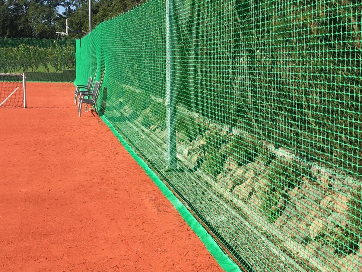 Кск сетка. Сетка оградительная Netting 85 g/m2, 4x50m. Заградительная сетка для теннисного корта. Заградительных стенках.. Ограждение футбольного поля сеткой.