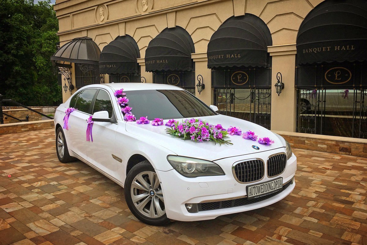 Роскошный свадебный автомобиль
