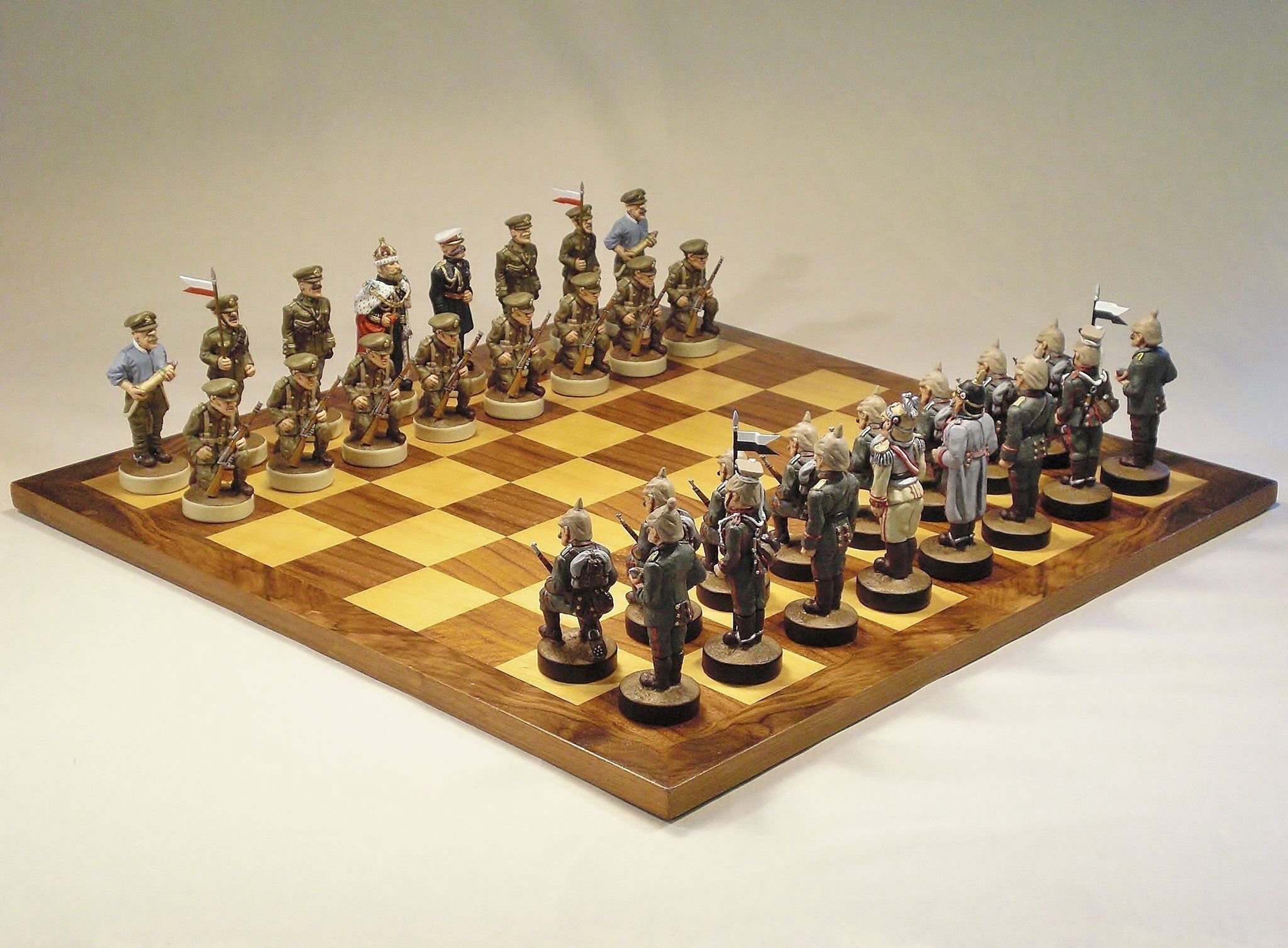 Шахматы на 1 экране. Шахматы ww2. Первые шахматные фигуры.