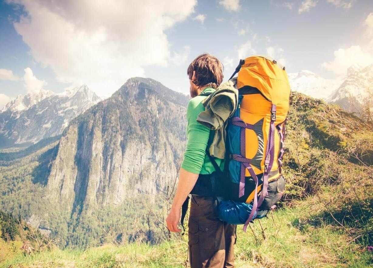 Для туристического похода ребята нужны рюкзаки. Рюкзак альпиниста. Рюкзак путешественника. Рюкзак для похода. Путешествие в горы.