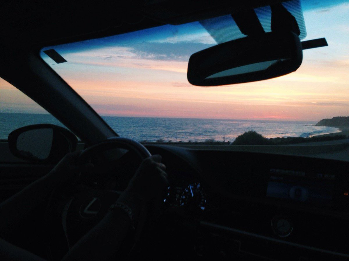 Вид из окна автомобиля закат