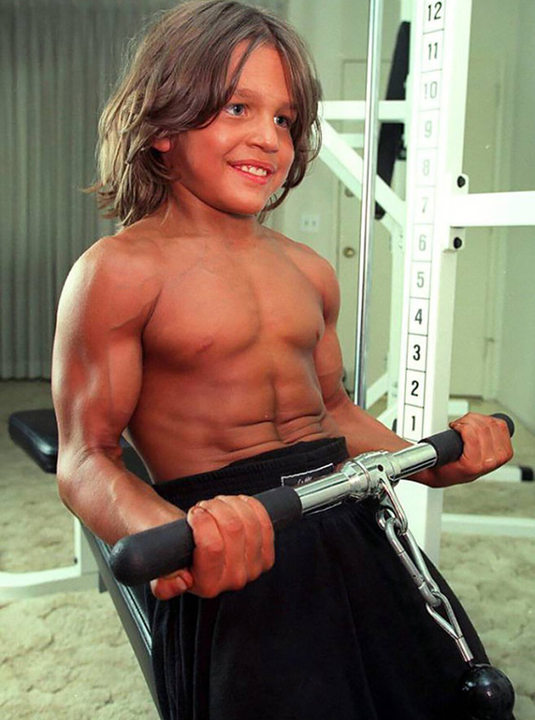 Мальчик с мышцами.