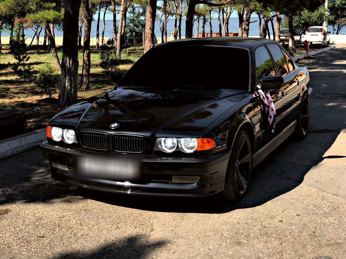 BMW 7 e38 черная