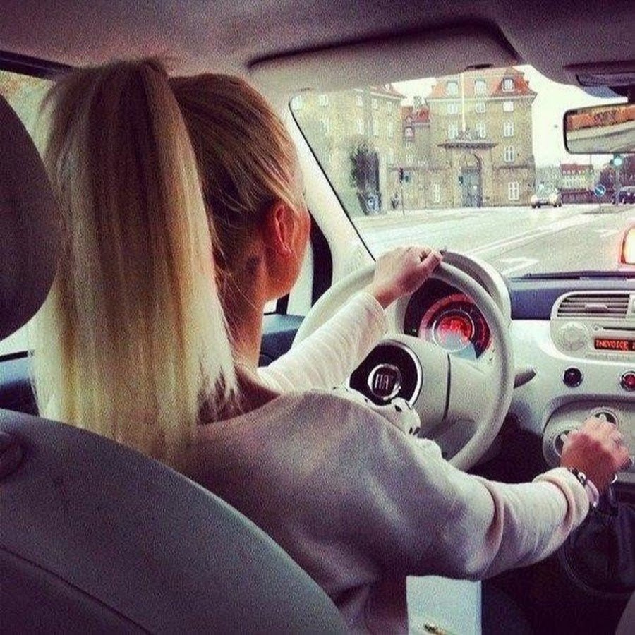 Девушка блондинка в машине