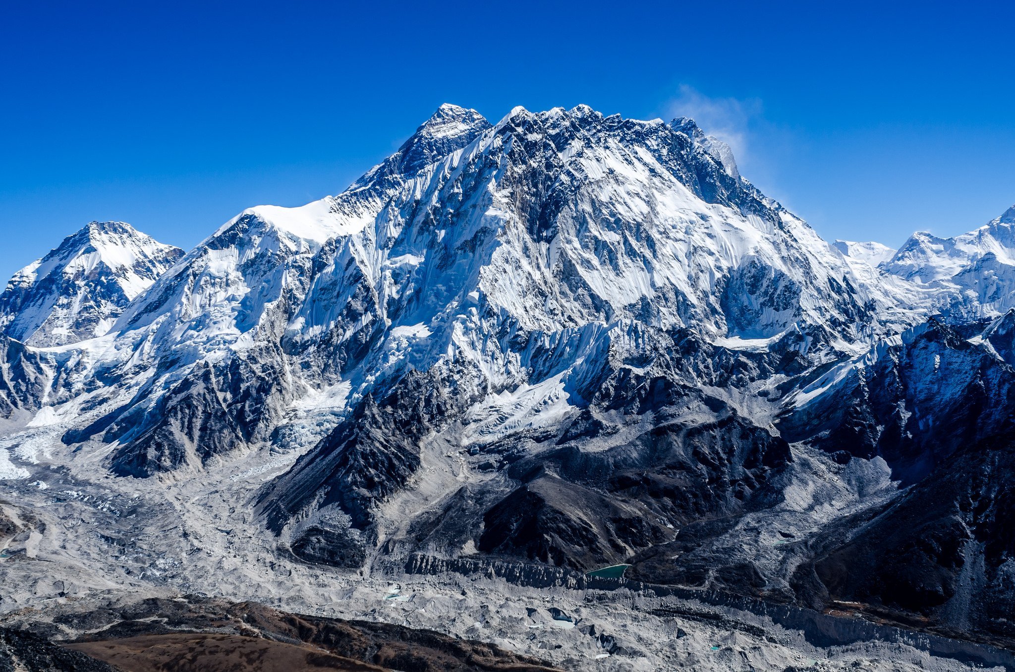 Какие горы самые высокие в мире. Гора Эверест(Джомолунгма). Гималаи Эверест. Вершины Джомолунгма и Эльбрус. Гора Эверест 8848 метров.