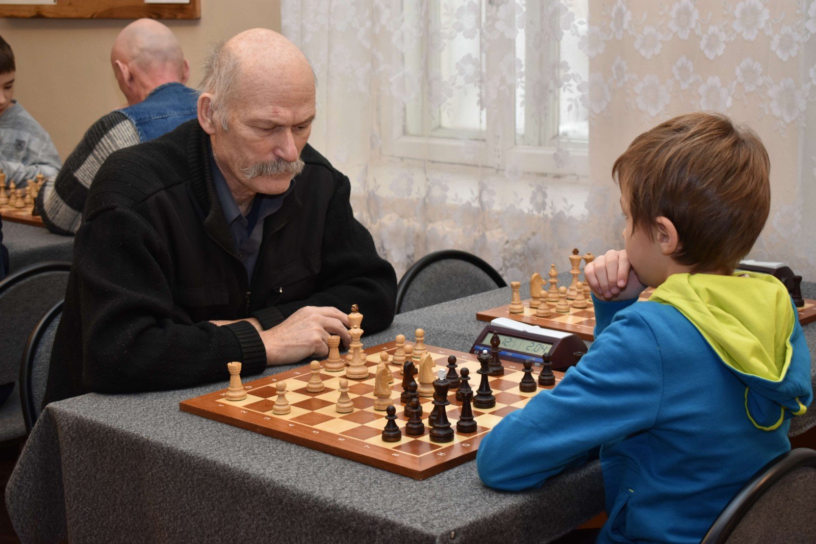 Как научиться играть в шахматы взрослому