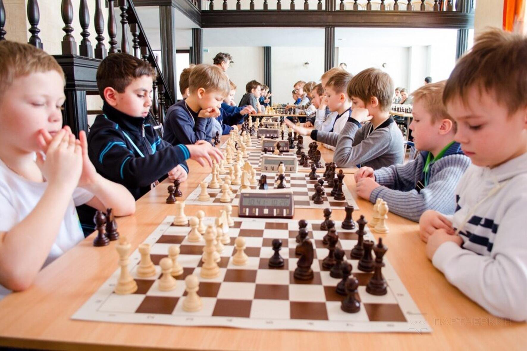 Игра в шахматы с друзьями. Шахматы для детей. Юный шахматист. Шахматы для дошкольников. Шахматный турнир для детей.