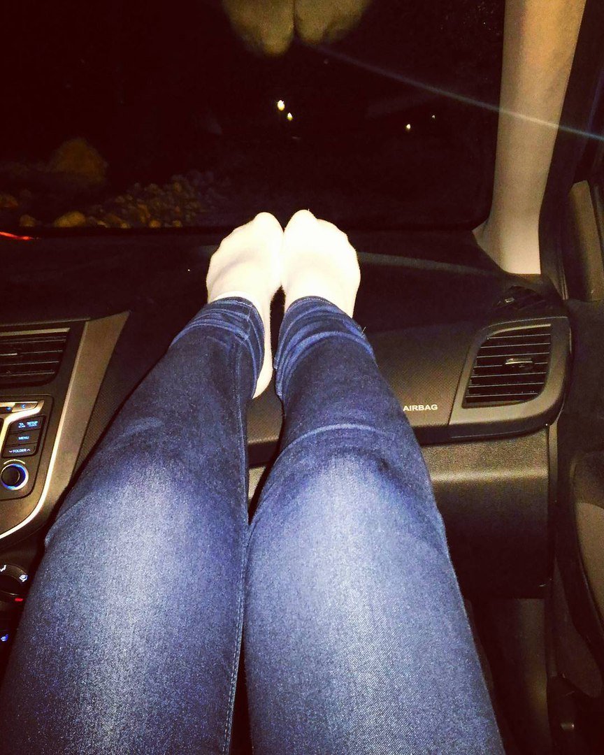Ножки девушек в машине
