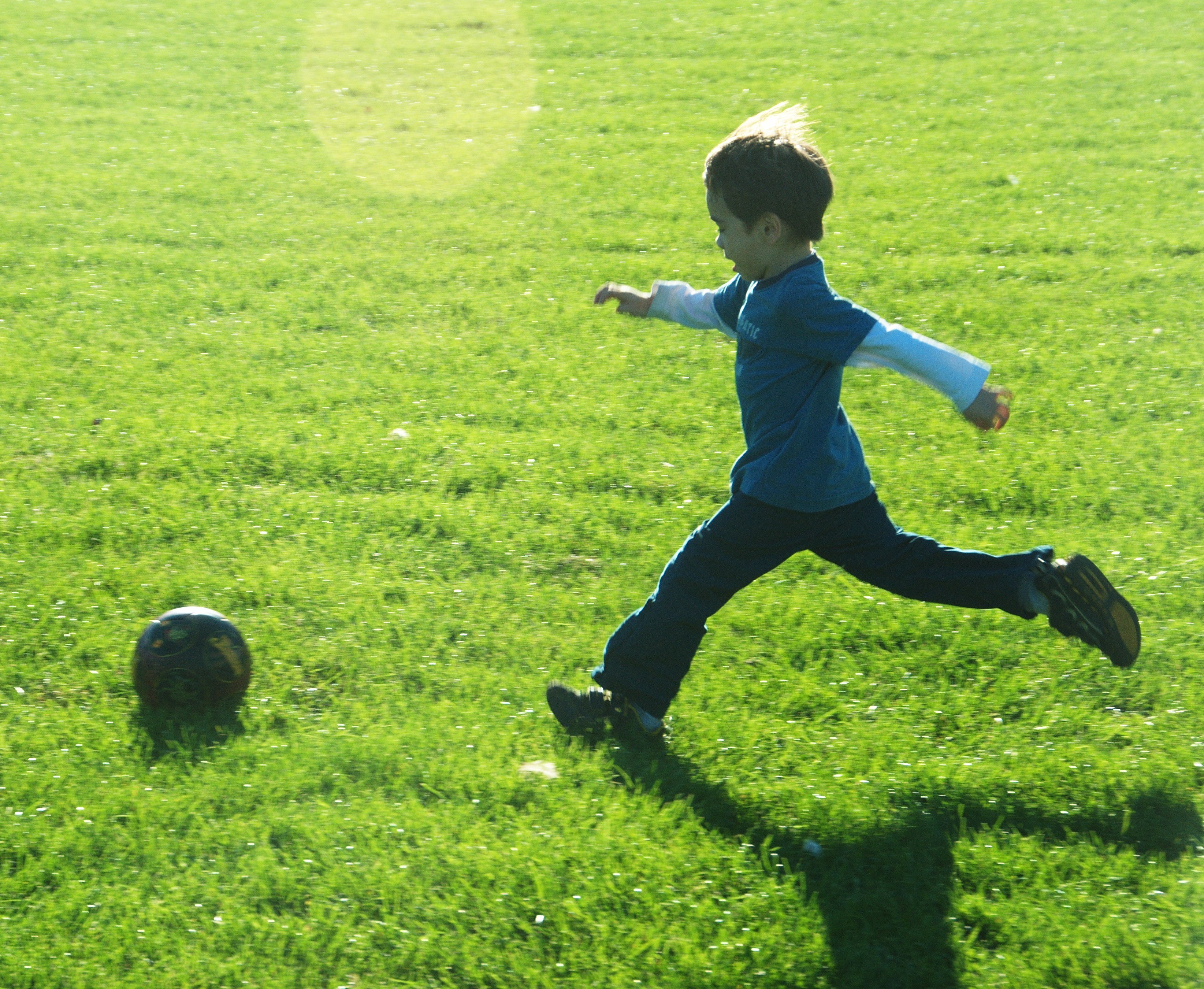 Звук бегущего мальчика. Пинает мяч. Мальчик с мячиком. Человек пинает мяч. Ребенок пинает мяч.