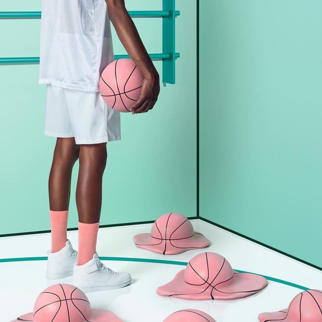 Розовый баскетбольный мяч