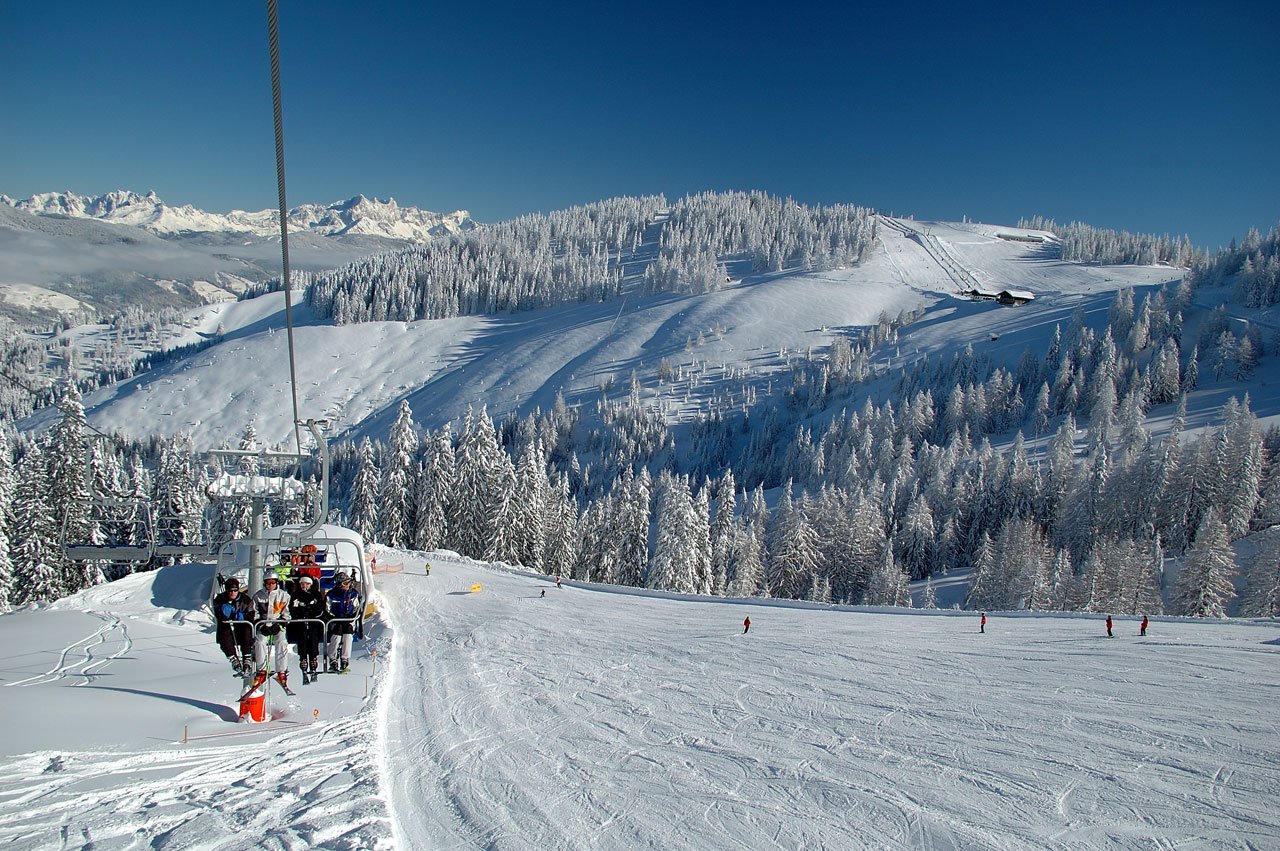 Первый горнолыжный курорт. Ски сафари в Австрии. Австрия Альпы горнолыжные курорты сноуборд. Лыжная трасса склон Австрия. Горнолыжный Альпийский курорт Эльбрус.