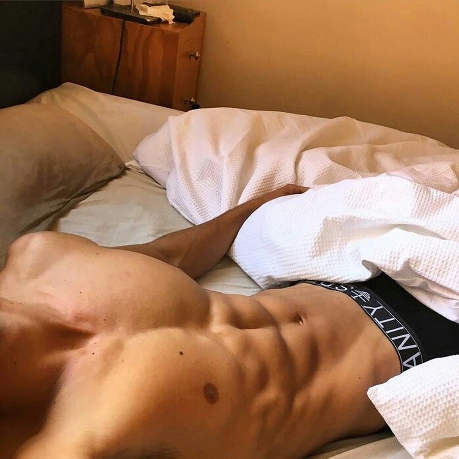 Фото парней в трусах в кровати