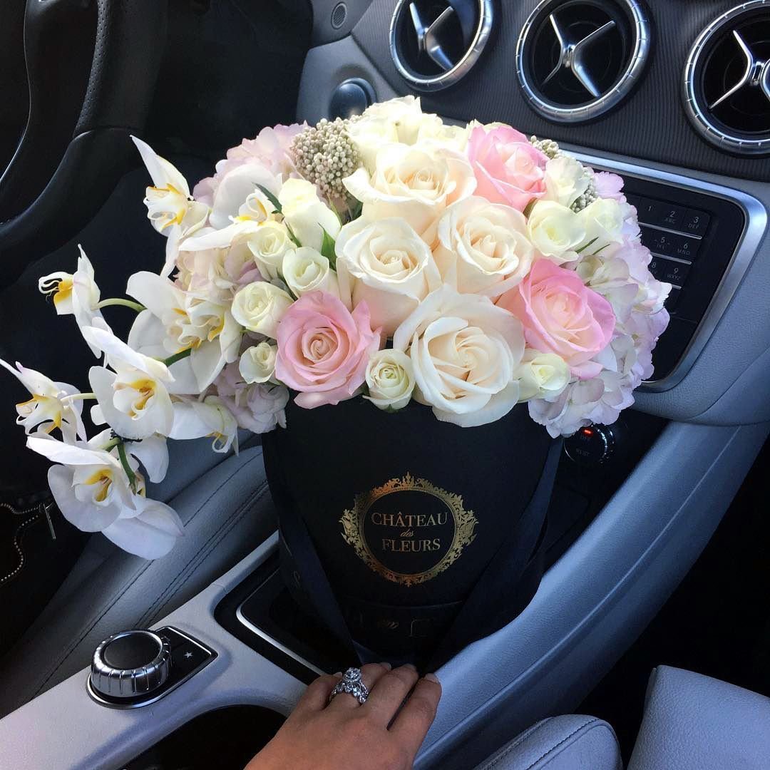 Цветы букет в машине