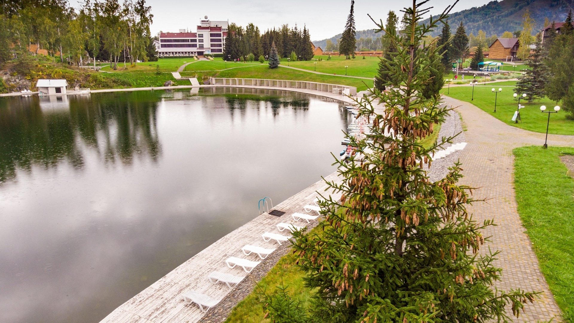 Парк отеля ая алтай сайт. Парк отель ая горный Алтай. Парк-отель ая, посёлок Катунь. Гостиницы на озере ая горный Алтай. Парк отель озеро ая горный Алтай.