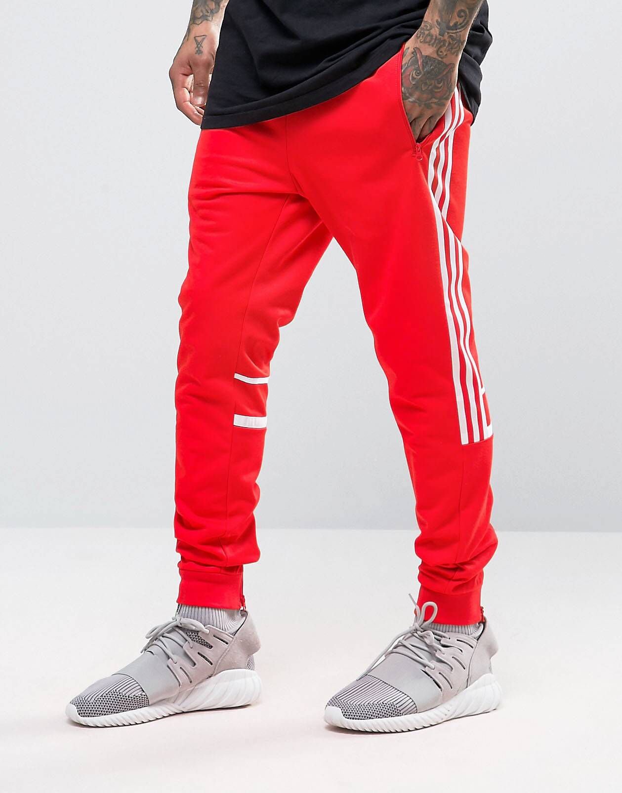 Красные штаны адидас. Красные джоггеры adidas Originals. Adidas джоггеры мужские красные. Adidas Jogger штаны. Красные спортивные джоггеры адидас.